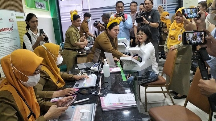 Wamendikti Stella ikut cek kesehatan gratis di Puskesmas Cakung (Maulani/detikcom)