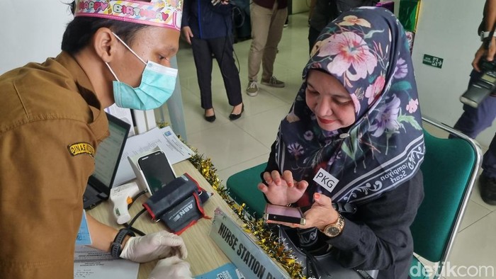 Warga Ciater, Tangerang Selatan ikuti Cek Kesehatan Gratis. (Taufiq/detikcom)
