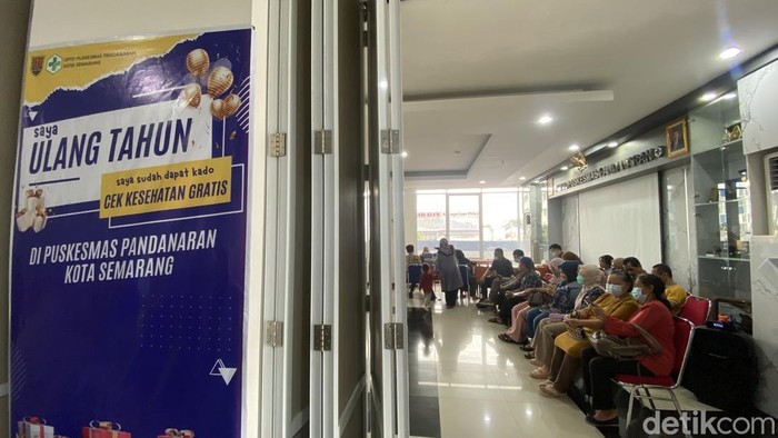 Warga menunggu giliran untuk pemeriksaan kesehatan gratis di Semarang, Senin (10/2/2025).