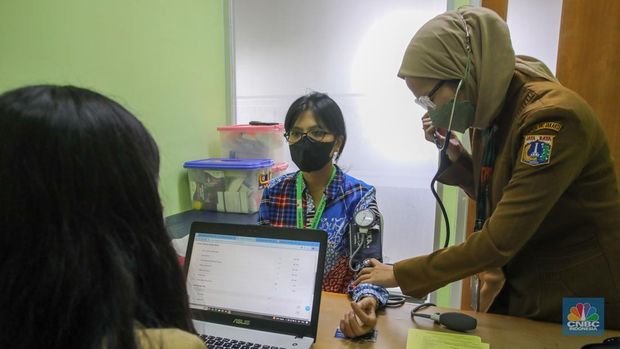 Warga yang berulang tahun melakukan Cek Kesehatan Gratis (CKG) di Puskesmas Kecamatan Gambir, Jakarta, Senin (10/2/2025). (CNBC Indonesia/Faisal Rahman)