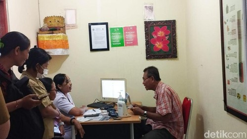 Wayan Sudina (kanan), orang pertama yang mengecek kesehatan gratis di Denpasar, Bali, Senin (10/2/2025).