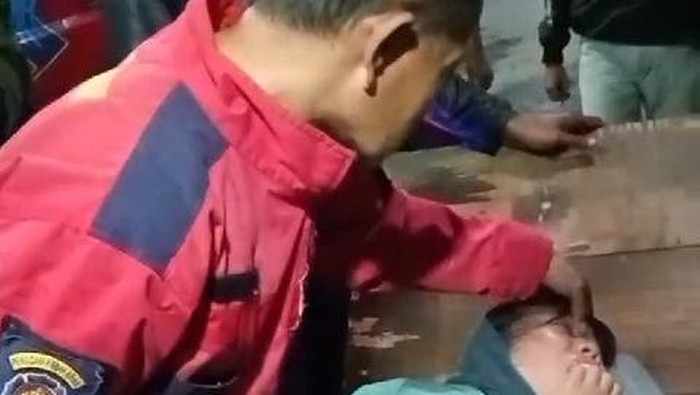 Wisatawan dievakuasi ke Dinas Damkar Kota Bogor karena kesurupan saat mengendarai motor. Anggota damkar menangani wisatawan kesurupan itu sekitar 30 menit. (dok Damkar Kota Bogor)