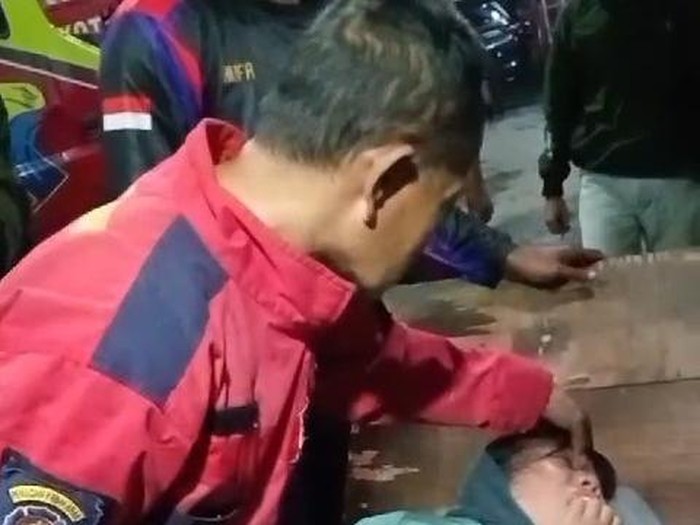 Wisatawan dievakuasi ke Dinas Damkar Kota Bogor karena kesurupan saat mengendarai motor. Anggota damkar menangani wisatawan kesurupan itu sekitar 30 menit. (dok Damkar Kota Bogor)