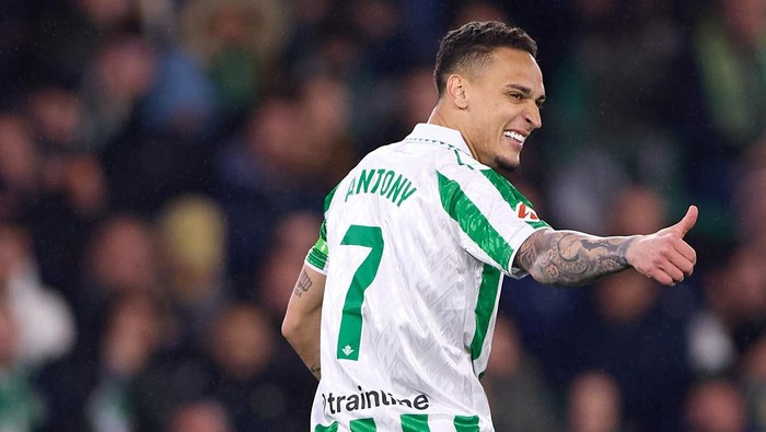 SEVILLE, SPAIN - FEBRUARY 02: Antony Matheus dos Santos of Real Betis looks on during the LaLiga match between Real Betis Balompie and Athletic Club at Estadio Benito Villamarin on February 02, 2025 in Seville, Spain. (Photo by Fran Santiago/Getty Images)