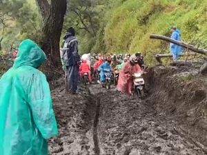 Susah Payah Lewati Longsor di Tosari, Akses ke Lautan Pasir Bromo Terganggu
