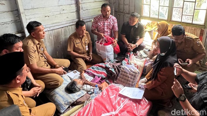 Anggota DPRD Pekanbaru Zulkardi saat melihat kondisi nenek Zaimah. (Raja Adil Siregar/detikSumut)