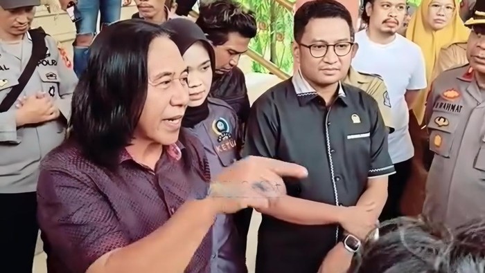 Anggota Komisi II DPRD Bone Andi Unru saat menerima pendemo di Kantor DPRD Bone.