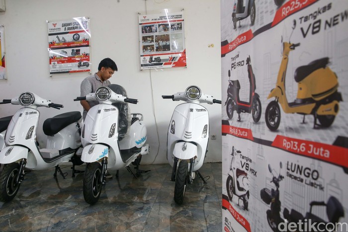 Subsidi Rp 7 juta per unit untuk pembelian sepeda motor listrik telah berlangsung selama 2024. Rencananya program itu akan diperpanjang pada 2025.