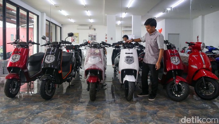 Subsidi Rp 7 juta per unit untuk pembelian sepeda motor listrik telah berlangsung selama 2024. Rencananya program itu akan diperpanjang pada 2025.