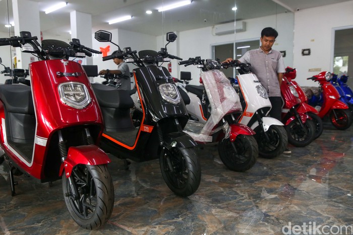 Subsidi Rp 7 juta per unit untuk pembelian sepeda motor listrik telah berlangsung selama 2024. Rencananya program itu akan diperpanjang pada 2025.