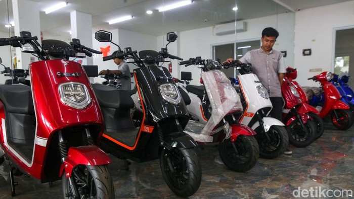 Subsidi Rp 7 juta per unit untuk pembelian sepeda motor listrik telah berlangsung selama 2024. Rencananya program itu akan diperpanjang pada 2025.