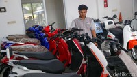 Pada 2024, pemerintah melalui Kementerian Perindustrian (Kemenperin) menetapkan sejumlah syarat untuk pengajuan subsidi motor listrik. Syarat tersebut diatur dalam Peraturan Menteri Perindustrian (Permenperin) Nomor 21 Tahun 2023.