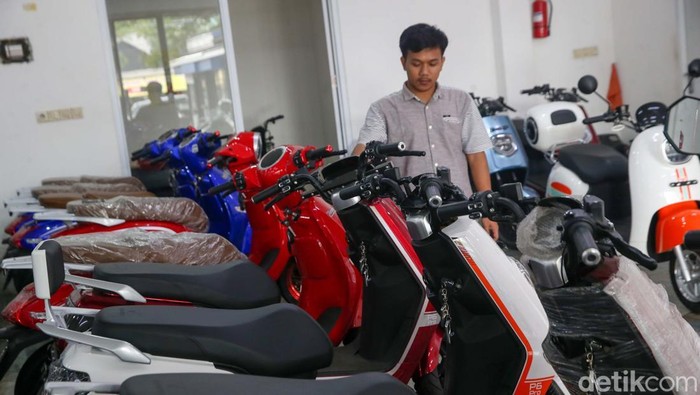 Subsidi Rp 7 juta per unit untuk pembelian sepeda motor listrik telah berlangsung selama 2024. Rencananya program itu akan diperpanjang pada 2025.