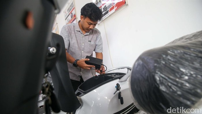 Subsidi Rp 7 juta per unit untuk pembelian sepeda motor listrik telah berlangsung selama 2024. Rencananya program itu akan diperpanjang pada 2025.