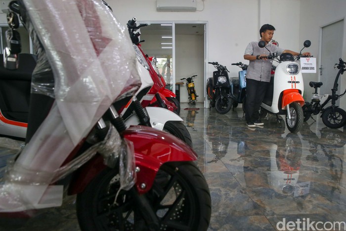 Subsidi Rp 7 juta per unit untuk pembelian sepeda motor listrik telah berlangsung selama 2024. Rencananya program itu akan diperpanjang pada 2025.