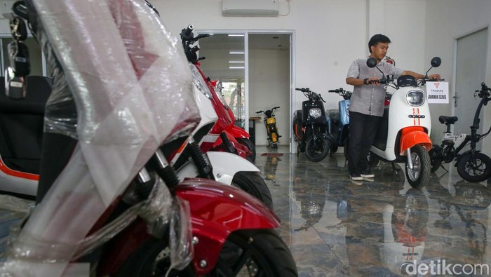 Angin Segar Subsidi Motor Listrik di Indonesia Subsidi Rp 7 juta per unit untuk pembelian sepeda motor listrik telah berlangsung selama 2024. Rencananya program itu akan diperpanjang pada 2025.