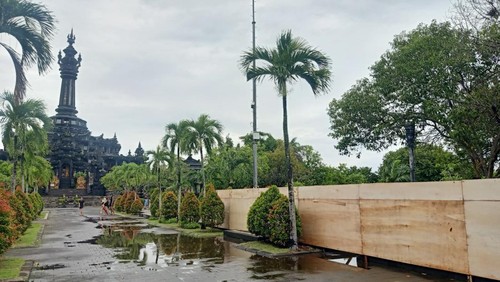 Area lintasan joging sisi selatan kawasan MPRB Bajra Sandhi, Denpasar, ditutup papan kayu karena tengah dilakukan penataan. (Karsiani Putri/detikBali)