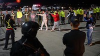 Para migran Venezuela tiba di bandara Internasional Simon Bolivar di Maiquetia, Negara Bagian La Guaira, Venezuela setelah dideportasi, Senin (10/2).  
