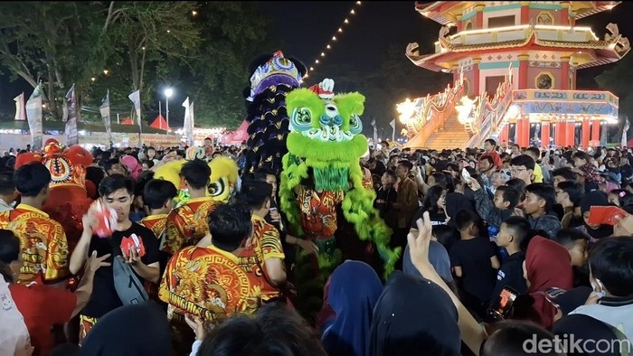 atusan ribu masyarakat ikut meramaikan perayaan Cap Go Meh di Palembang