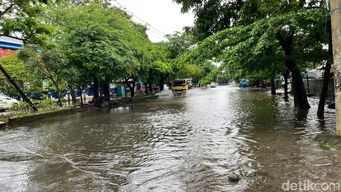 Banjir di jalan Jusuf Deng Ngawing Makassar.