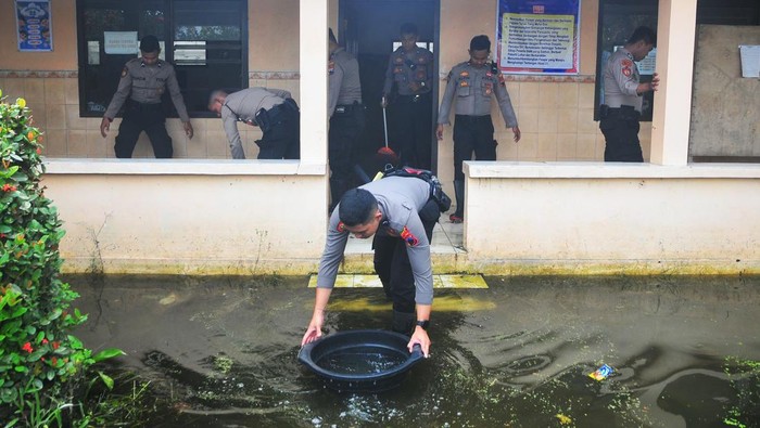 Banjir di Kudus Menyusut, Warga Mulai Bersih-bersih Warga melintasi jalan yang terendam banjir di Desa Payaman, Mejobo, Kudus, Jawa Tengah, Selasa (11/2/2025). Badan Penanggulangan Bencana Daerah (BPBD) Kudus mencatat banjir yang terjadi sejak 6 Februari 2025 dan berdampak pada sebanyak 4.391 KK atau 15.827 jiwa di 40 desa pada enam kecamatan itu berangsur surut. ANTARA FOTO/Yusuf Nugroho/rwa.