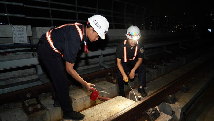 Pelumasan rel di area lengkung tertentu menjadi salah satu prioritas untuk memastikan perjalanan lancar tanpa hambatan. Di samping itu, normalisasi genangan air dan pengencangan baut yang kendur juga dilakukan untuk menghindari potensi gangguan pada jalur. Semua pekerjaan ini dipantau langsung oleh Petugas Pemeriksa Jalur (PPJ) yang menyusuri lintasan dengan kereta sweeping setiap pagi, memastikan jalur dalam kondisi prima sebelum kereta mulai beroperasi.
