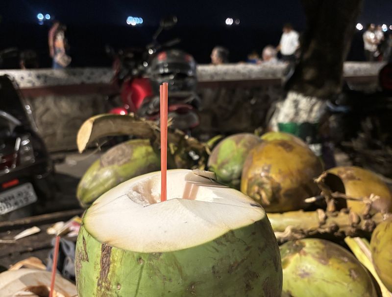 Beli Air Kelapa di Pinggir Jalan, Wanita Ini Justru Dapat Wejangan Hidup
