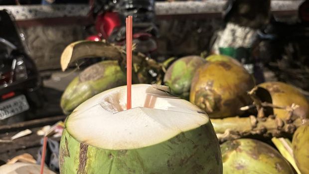 Beli Air Kelapa di Pinggir Jalan, Wanita Ini Justru Dapat Wejangan Hidup