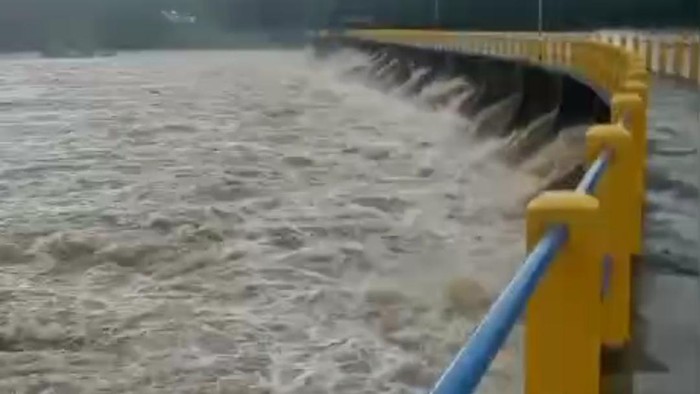 Bendung Lekopancing status awas dan berpotensi banjir.