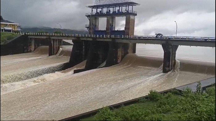 Dua buah pintu pelimpah atau spillway Bendungan Bili-bili, Kabupaten Gowa, Sulawesi Selatan (Sulsel) telah dibuka usai elevasi air status waspada.