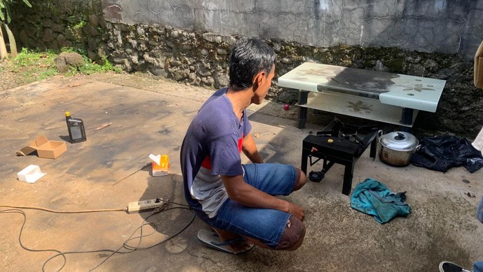 Anter memproduksi kompor berbahan bakar oli bekas dan minyak jelantah di rumahnya Desa Galuh, Kecamatan Bojongsari, Kabupaten Purbalingga, Selasa (11/2/2025).