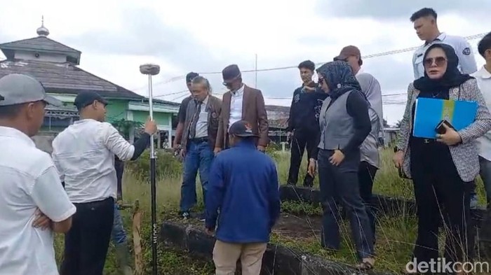 BPN Palembang dan Polda Sumsel mengukur ulang tanah fasum di Perumahan KMS Gandus.