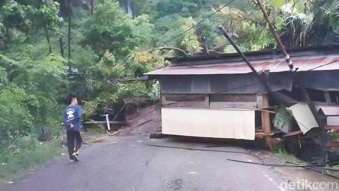 Jalan Poros Soppeng-Barru di Bulu Dua tertutup longsor, arus lalu lintas dialihkan.