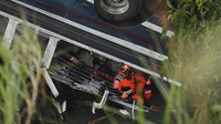 Pemadam kebakaran menyebut pengemudi bus kehilangan kendali dan bertabrakan dengan beberapa kendaraan kecil sebelum terjun ke jurang. 
