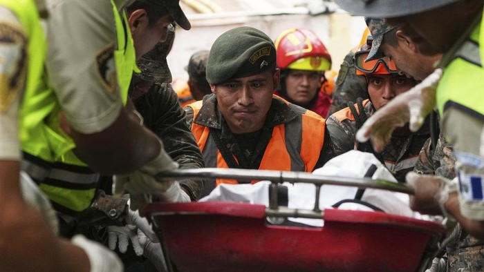 Sebuah bus terjun sungai di Guatemala City, Senin (10/2/2025) waktu setempat. 51 orang penumpang tewas dalam kecelakaan tersebut.