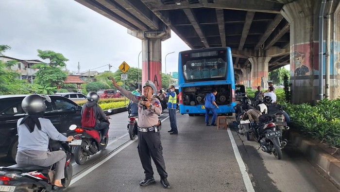 Bus TransJakarta Mogok di Jalan DI Panjaitan Jaktim