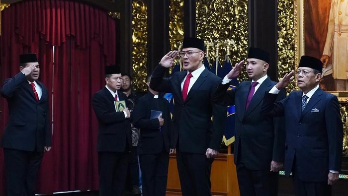 Deddy Cobuzier (paling kiri) saat dilantik