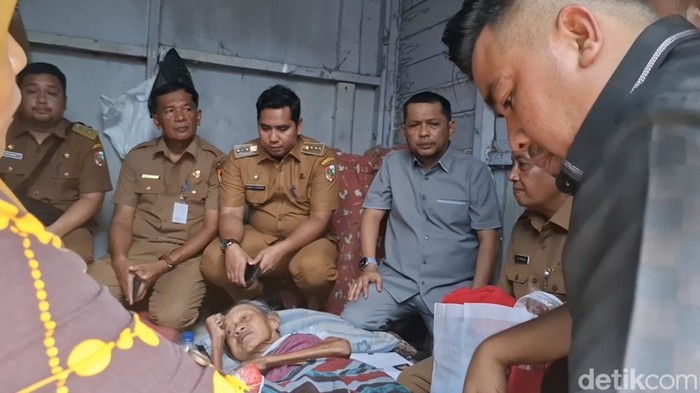 Dewan saat kunjungan ke rumah nenek Jaimah (Foto: Raja Adil Siregar)