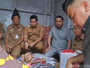 Waket-Anggota DPRD Jenguk Nek Zaimah yang Sakit dan Tinggal di Rumah Reyot