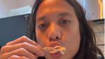 Dikta Wicaksono Doyan Makan Tiram hingga Makan Lesehan