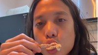 Buka puasa di rumah saja, Dikta bagikan foto menggemaskan saat ia tengah menghabiskan ayam goreng.  Foto: Instagram @dikta