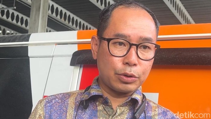 Direktur Perlindungan WNI Judha Nugraha saat tiba di Terminal Kargo Kualanamu. (Finta Rahyuni/detikSumut)