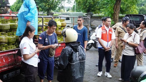 Disperindag Bali bersama PT Pertamina dan Hiswana Migas memantau penambahan LPG 3 kilogram (kg) di Denpasar, Senin (10/2/2025). (Foto: Dok. Humas Pemprov Bali)