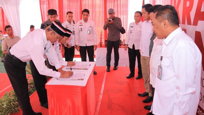 Dua napiter di Lapas Kelas II B Lamongan mengucapkan ikrar setia kepada NKRI.