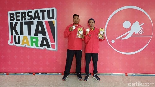 Dua pebiliar Bali, I Putu Edi Wirawan Kingkong (kanan) dan I Kadek Sugiartha alias Patkay saat merengkuh medali emas PON 2024 di divisi double snooker putra.