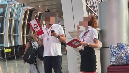 Dua turis asing asal Polandia berinisial RS (39) dan MT (30) saat memasarkan layanan wisata ke turis asing di Bandara Ngurah Rai, Badung, Bali, Jumat (7/2/2025). (Dok Imigrasi Ngurah Rai)