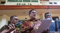 Gugatan perdata dilayangkan karena Agustiani Tio ditawarkan gratifikasi hukum oleh tergugat, yakni Rossa Purbo Bekti ketika ibu rumah tangga itu berstatus sebagai saksi di KPK. Agustiani Tio juga menerima tindakan intimidasi ketika dimintai keterangan sebagai saksi di KPK oleh Rossa Purbo Bekti.  