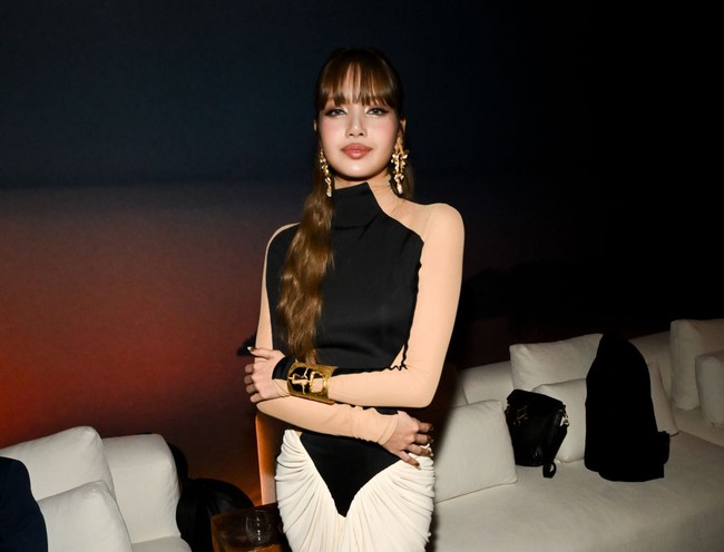 Bintang serial HBO, The White Lotus 3 itu tampil bold dan mature untuk pesta tengah malam bersama tim produksi dan lawan mainnya. Dia memakai gaun berwarna hitam bersiluet swim suit, memberikan ilusi bahwa Lisa tengah memamerkan kulitnya. Foto: Getty Images