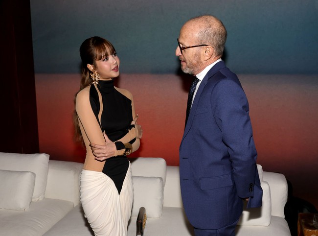 Gaun yang dikenakan Lisa BLACKPINK datang dari rumah mode Italia, Maison Schiaparelli untuk koleksi Fall Winter 2024. Bagian tengah gaunnya menyatu dengan rok kerut putih yang mengikuti lekuk tubuhnya. Foto: Getty Images