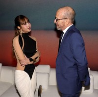 Gaun yang dikenakan Lisa BLACKPINK datang dari rumah mode Italia, Maison Schiaparelli untuk koleksi Fall Winter 2024. Bagian tengah gaunnya menyatu dengan rok kerut putih yang mengikuti lekuk tubuhnya. Foto: Getty Images